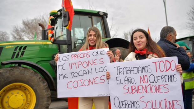 ep jovenes con pancartas durante la tercera jornada de protestas de los ganaderos y agricultores