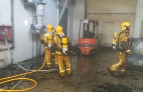 ep los bomberos siguen trabajandola extincion