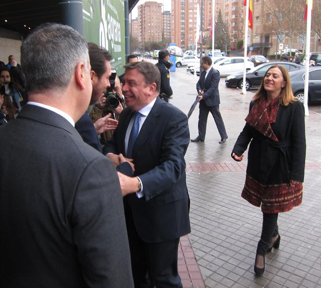 ep ministro luis planas saludaalcaldevalladolid oscar puente