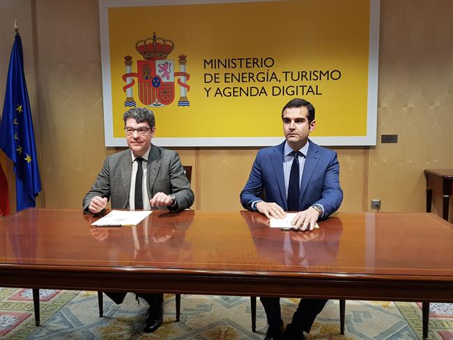 Nadal firma con el alcalde de Almería un convenio para implantar el SIT | EUROPA PRESS ep nadal firmaalcaldealmeriaconvenioimplantarsit