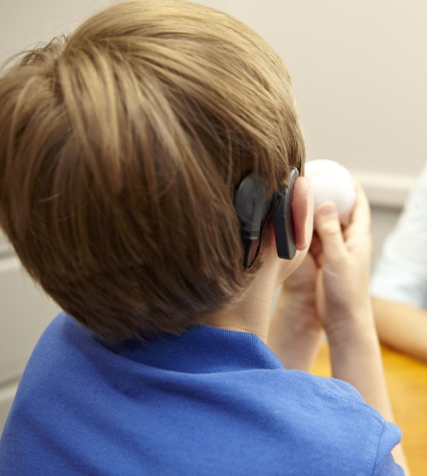 Niño con implante coclear | UT DALLAS ep ninoimplante coclear