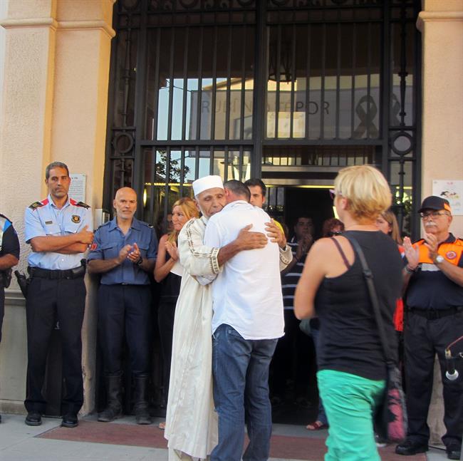 El padre del menor fallecido en Rubí se abraza a un imán | EUROPA PRESS ep padremenor fallecidorubi se abrazaun iman