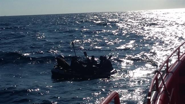 Patera con inmigrantes en el Estrecho | SALVAMENTO MARÍTIMO ep paterainmigrantesestrecho