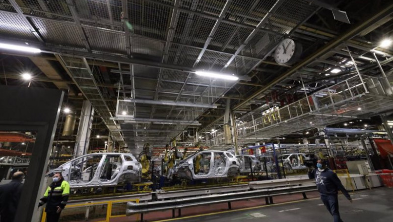 Archivo - Trabajadores durante su jornada laboral en la planta de Opel/PSA de Figueruelas. | Fabián Simón - Europa Press - Archivo ep psa de figueruelas