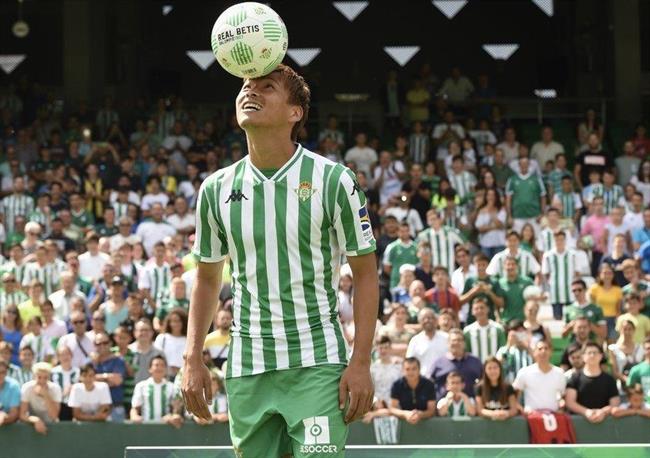 Takashi Inui juega con el balón en su presentación en el Benito Villamarín | REAL BETIS BALOMPIÉ ep takashi inui juegabalonsu presentacionbenito villamarin