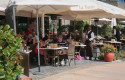 ep turistas en un restaurante en costa adeje tenerife