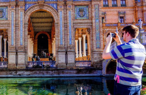 ep turistas paseando y admirando la plaza de espana de sevilla ep turistas paseando y admirando la plaza de espana de sevilla