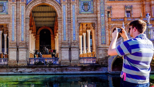 ep turistas paseando y admirando la plaza de espana de sevilla