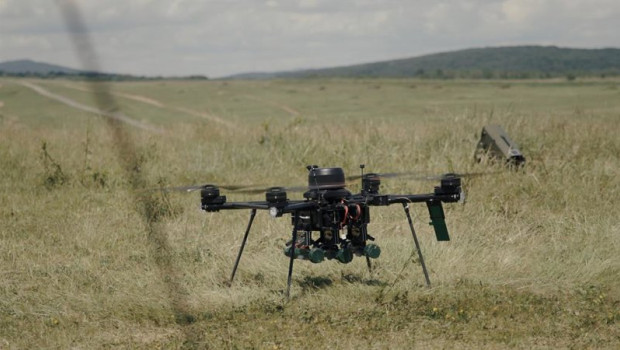 ep un dron ensaya el vuelo en el centro de entranamiento militar de lest eslovaquia en unos