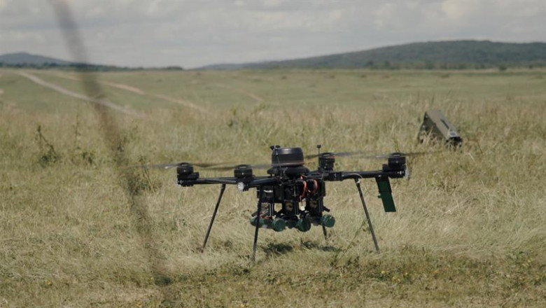 ep un dron ensaya el vuelo en el centro de entranamiento militar de lest eslovaquia en unos