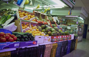 ep un estante de hortalizas y frutas en un mercado