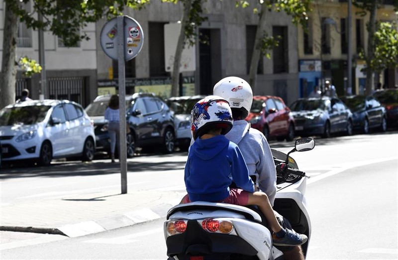 ep un hombre y su hijo montados en moto en madrid ep un hombre y su hijo montados en moto en madrid