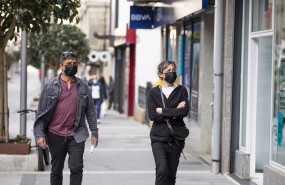 ep un hombre y una mujer caminando por la calle