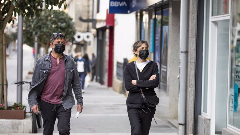 Un hombre y una mujer caminando por la calle | Beatriz Ciscar - Europa Press ep un hombre y una mujer caminando por la calle