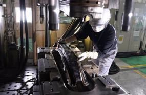 ep un operario de nissan fabricando una pieza de fibra de carbono
