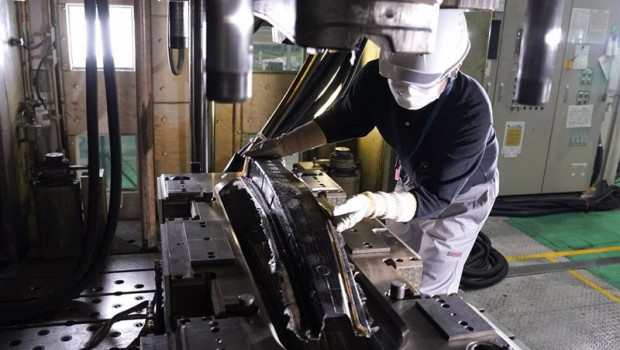 ep un operario de nissan fabricando una pieza de fibra de carbono