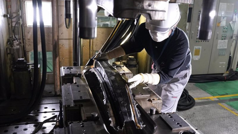 Un operario de Nissan fabricando una pieza de fibra de carbono. | NISSAN - Archivo ep un operario de nissan fabricando una pieza de fibra de carbono