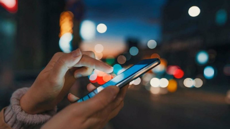 ep una persona comprando online a traves del movil