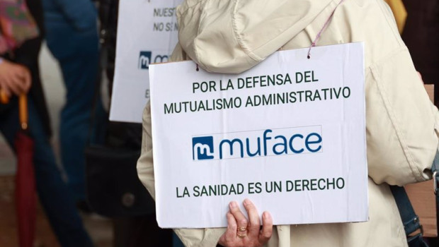 ep varios funcionarios se concentran ante la sede provincial de muface