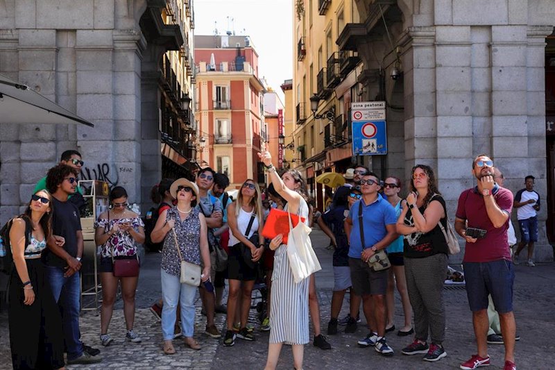 ep varios turistas se fotografian en una de las calles cercanas a la plaza mayor de madrid