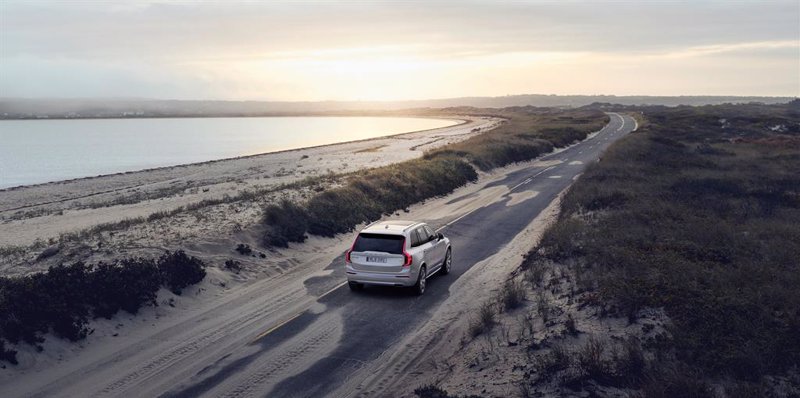 XC90 Recharge Plug-In Hybrid Inscription, in Birch Light metallic | VOLVO CARS ep xc90 recharge plug in hybrid inscription in birch light metallic