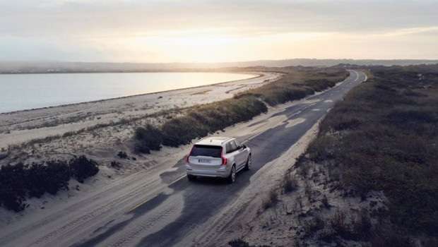 ep xc90 recharge plug in hybrid inscription in birch light metallic