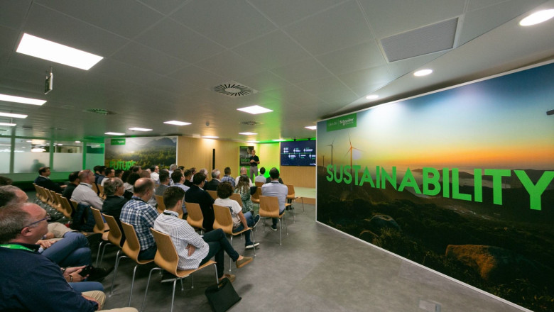 schneider electric reune a mas de 400 partners en madrid en los innovation days 2022 jpg 