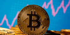 une representation de la cryptomonnaie bitcoin devant un graphique boursier 