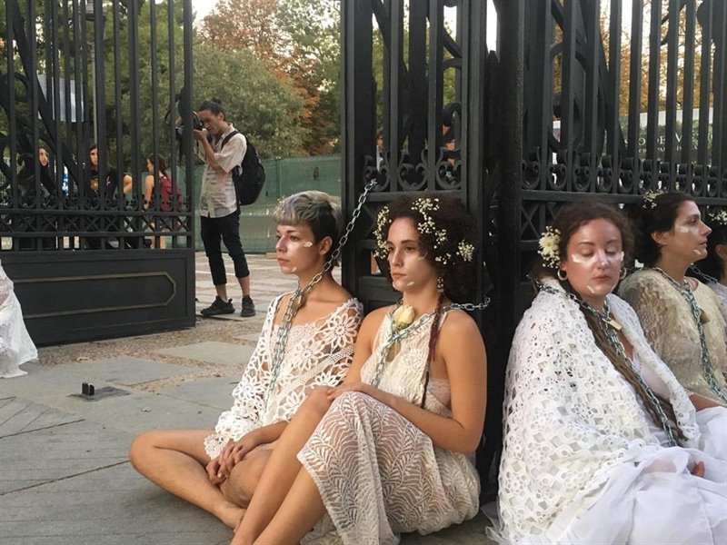 ep activistas de extinctioin rebellion se encadenan a las puertas de el retiro por el clima ep activistas de extinctioin rebellion se encadenan a las puertas de el retiro por el clima