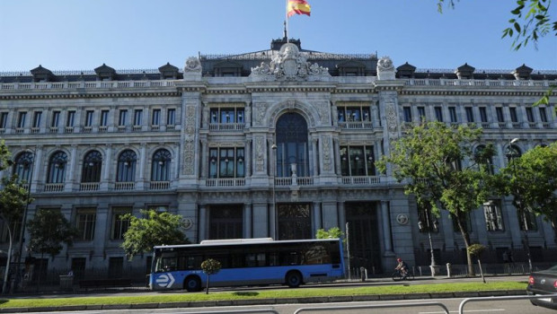 ep archivo   bandera de espana a media asta en la sede del banco de espana