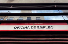 ep archivo - cartel en la entrada de una oficina de empleo de madrid