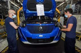 ep archivo   dos empleados del grupo stellantis trabajan en la planta de vigo