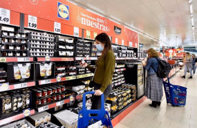ep archivo   gente comprando en el supermercado lidl la gama deluxe de navidad