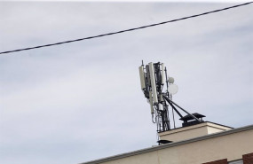 ep archivo   imagen de una antena de telefonia en el tejado de una casa en la ciudad de madrid