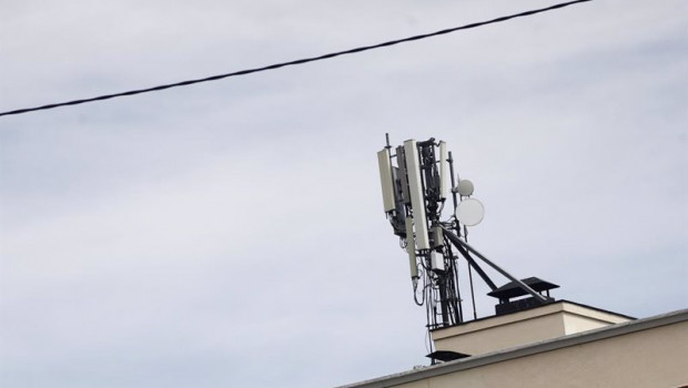 ep archivo   imagen de una antena de telefonia en el tejado de una casa en la ciudad de madrid