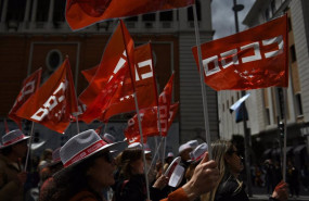 ep archivo   movilizacion sindical con banderas de ccoo
