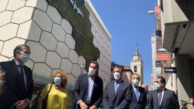 ep archivo   representantes de el corte ingles junto al alcalde de valladolid ante el centro