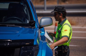 ep archivo   un agente de la guardia civil pide documentacion al conductor de un vehiculo durante un