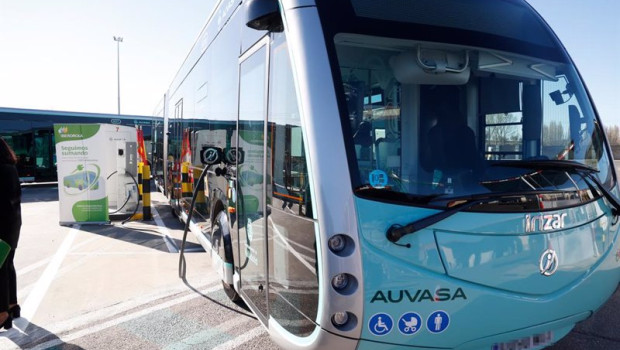 ep archivo   un autobus aparcado durante la inauguracion de una estacion de carga de vehiculos