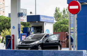 ep archivo   un hombre echa carburante a su vehiculo en una estacion de servicio