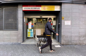 ep archivo   un hombre pasa por delante de una oficina de empleo