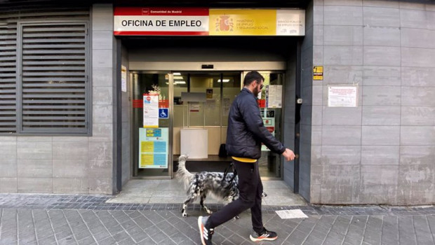 ep archivo   un hombre pasa por delante de una oficina de empleo