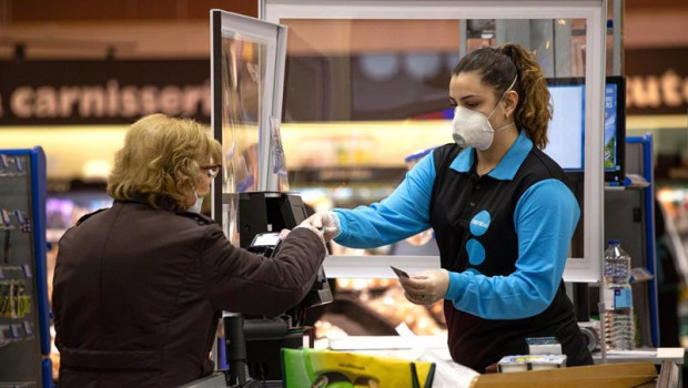 ep archivo una cajera de los supermercados caprabo atendiendo a una clienta ep archivo una cajera de los supermercados caprabo atendiendo a una clienta