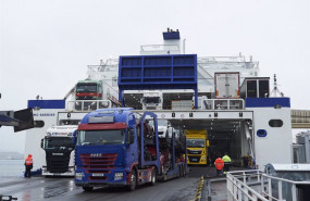 ep archivo - varios camiones salen de un ferry procedente de la localidad de portsmouth al puerto de