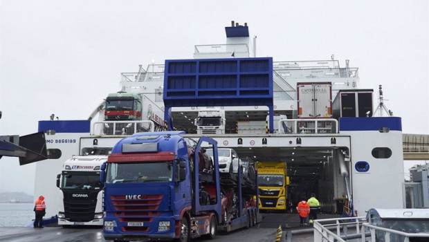 ep archivo - varios camiones salen de un ferry procedente de la localidad de portsmouth al puerto de
