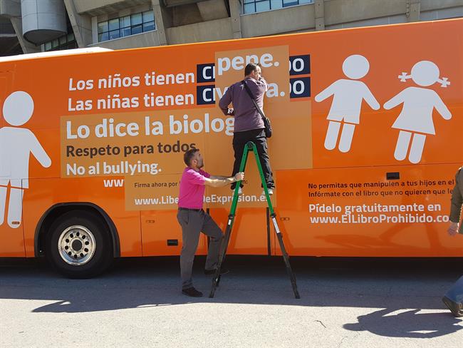 Autobús de Hazte Oír con el mensaje del pene | HAZTE OÍR ep autobushazte oirmensajepene