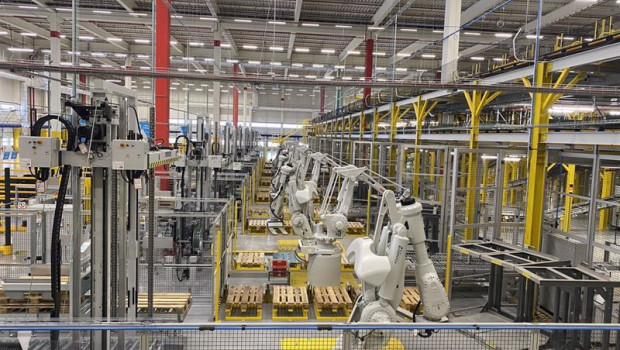 ep brazos roboticos en la nave logistica de amazon en plaza