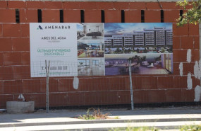 ep cartel de una promotora anunciando la construccion de un edificio de viviendas en madrid espana a
