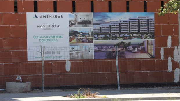 ep cartel de una promotora anunciando la construccion de un edificio de viviendas en madrid espana a