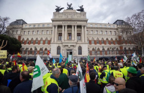 ep decenas de agricultores protestan frente al ministerio de agricultura durante la decimosexta ep decenas de agricultores protestan frente al ministerio de agricultura durante la decimosexta